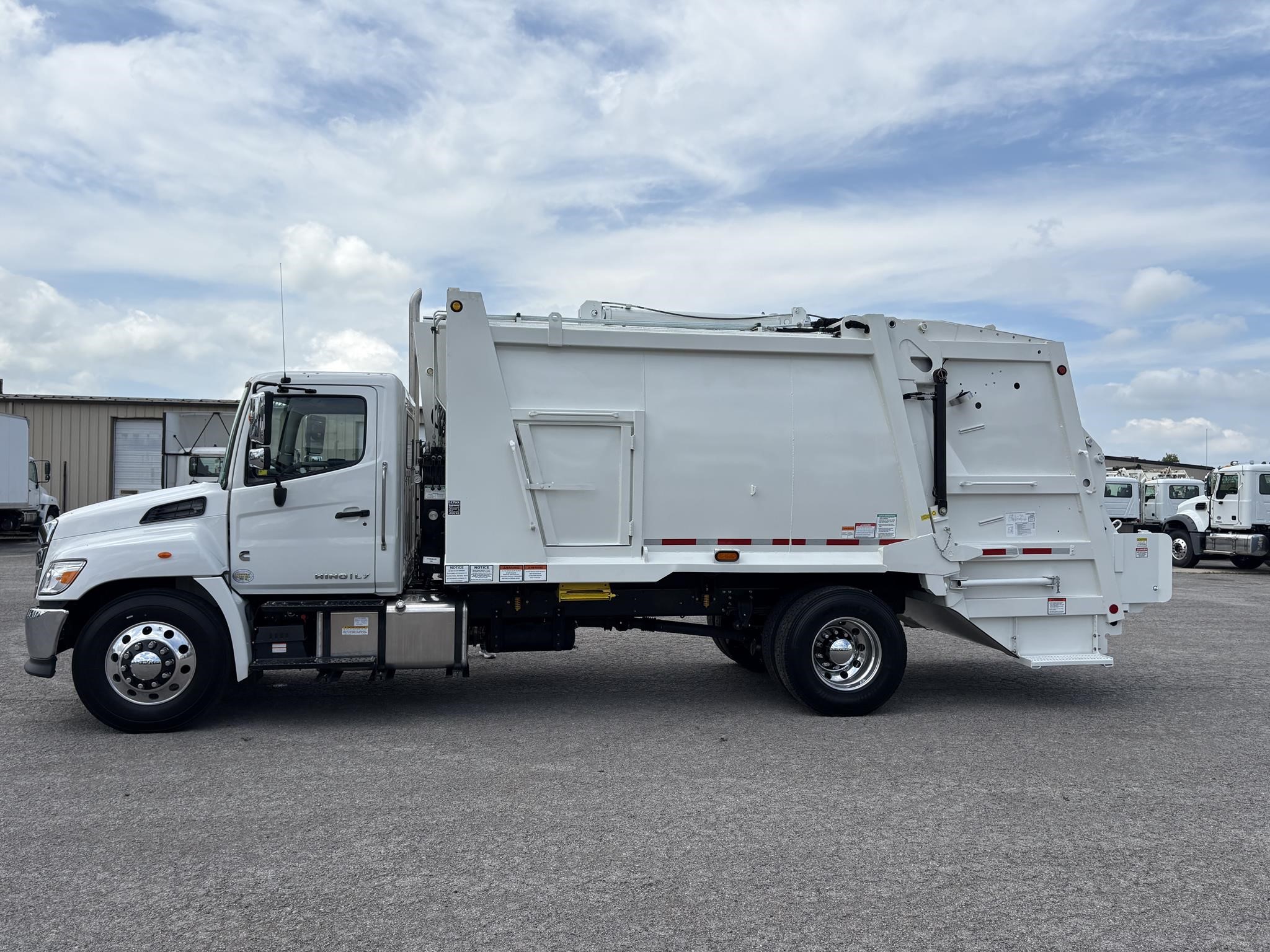 2024 HINO L7 - image 3 of 6