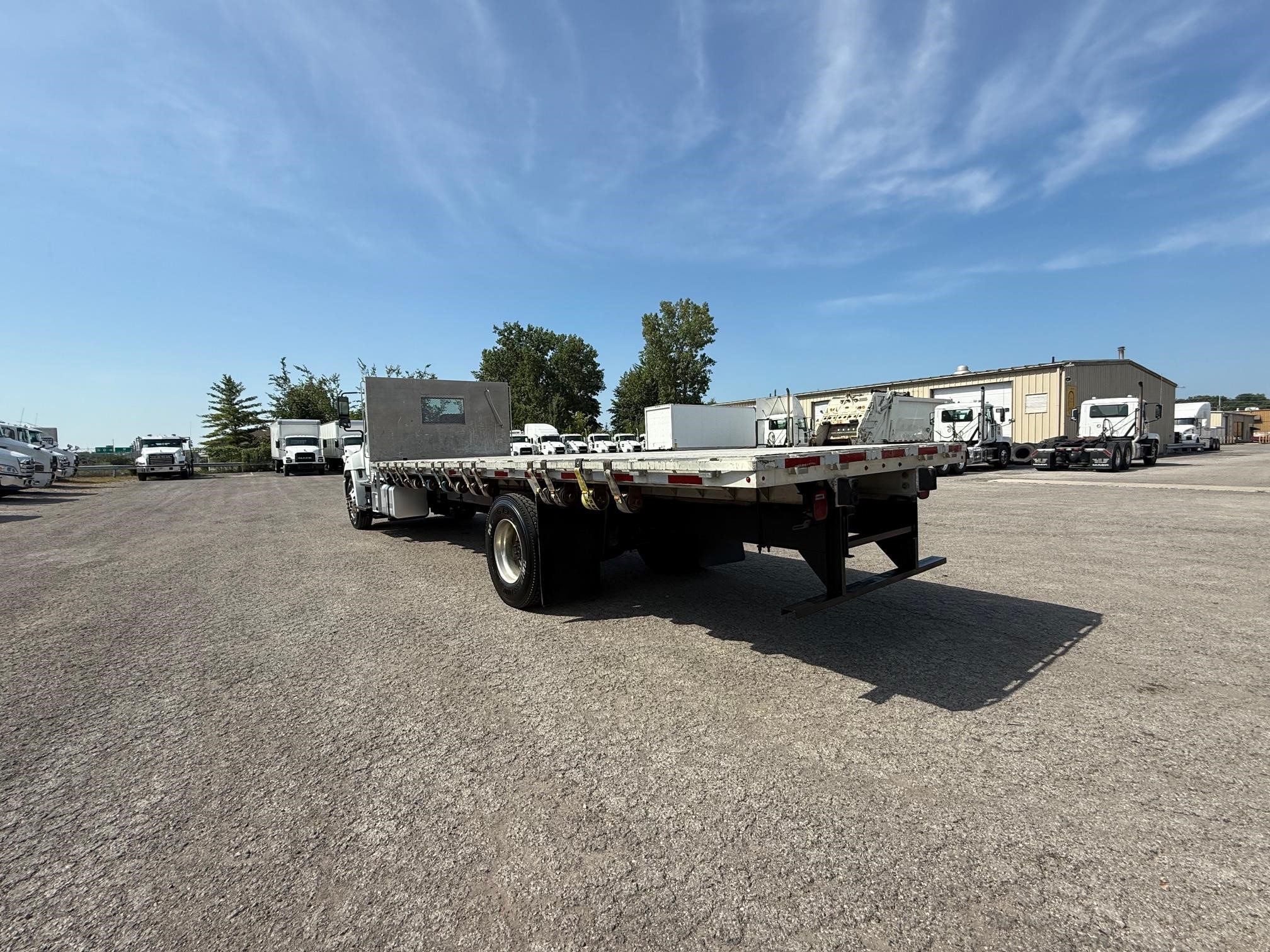 2020 HINO 338 - image 2 of 6