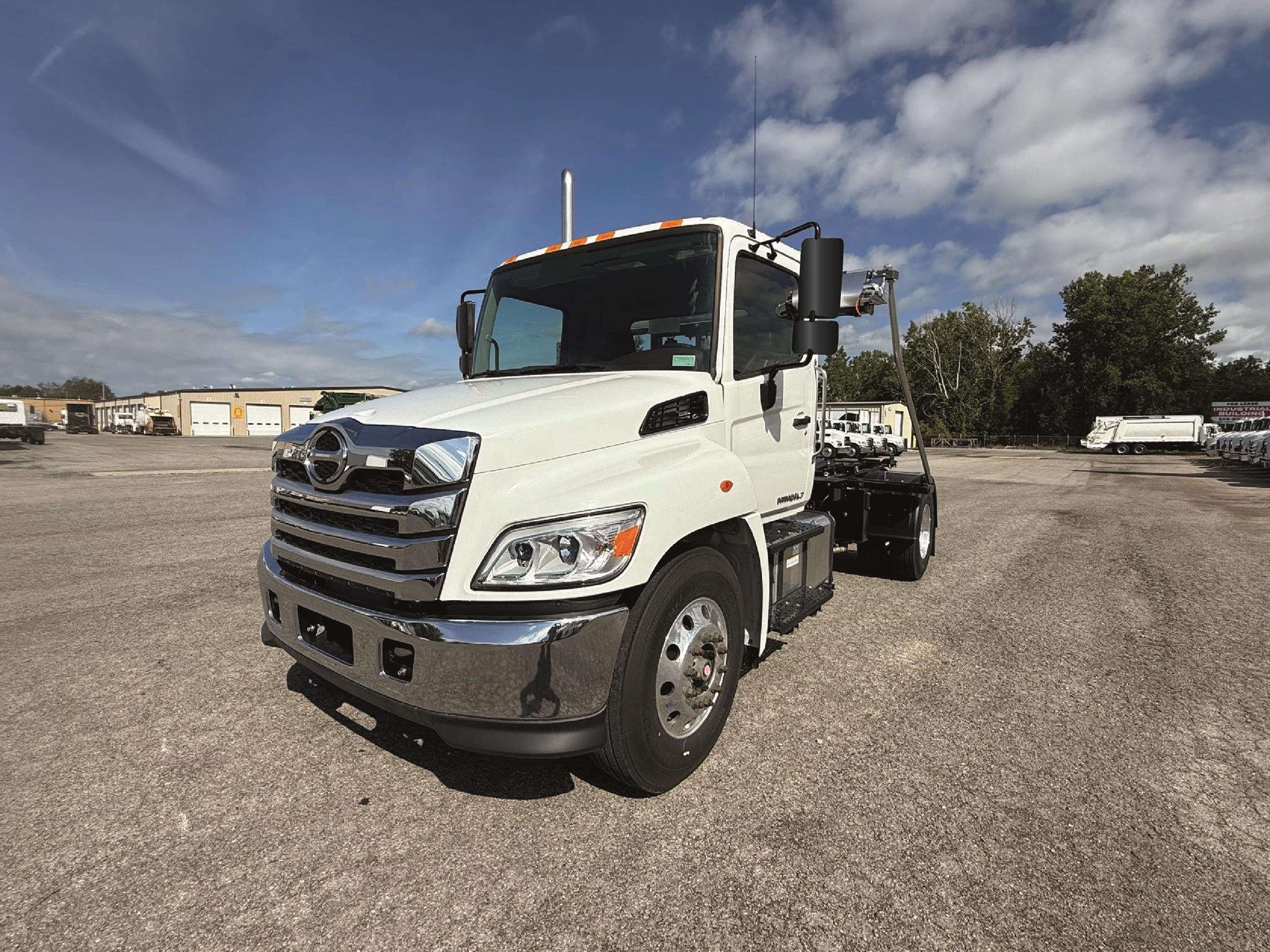 2024 HINO L6 - image 3 of 6