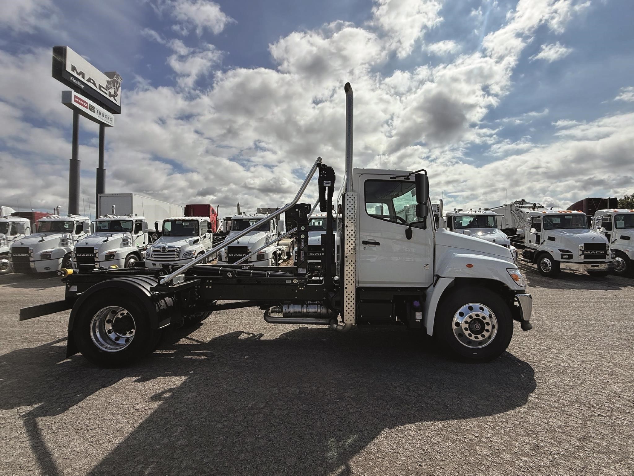 2024 HINO L6 - image 2 of 6