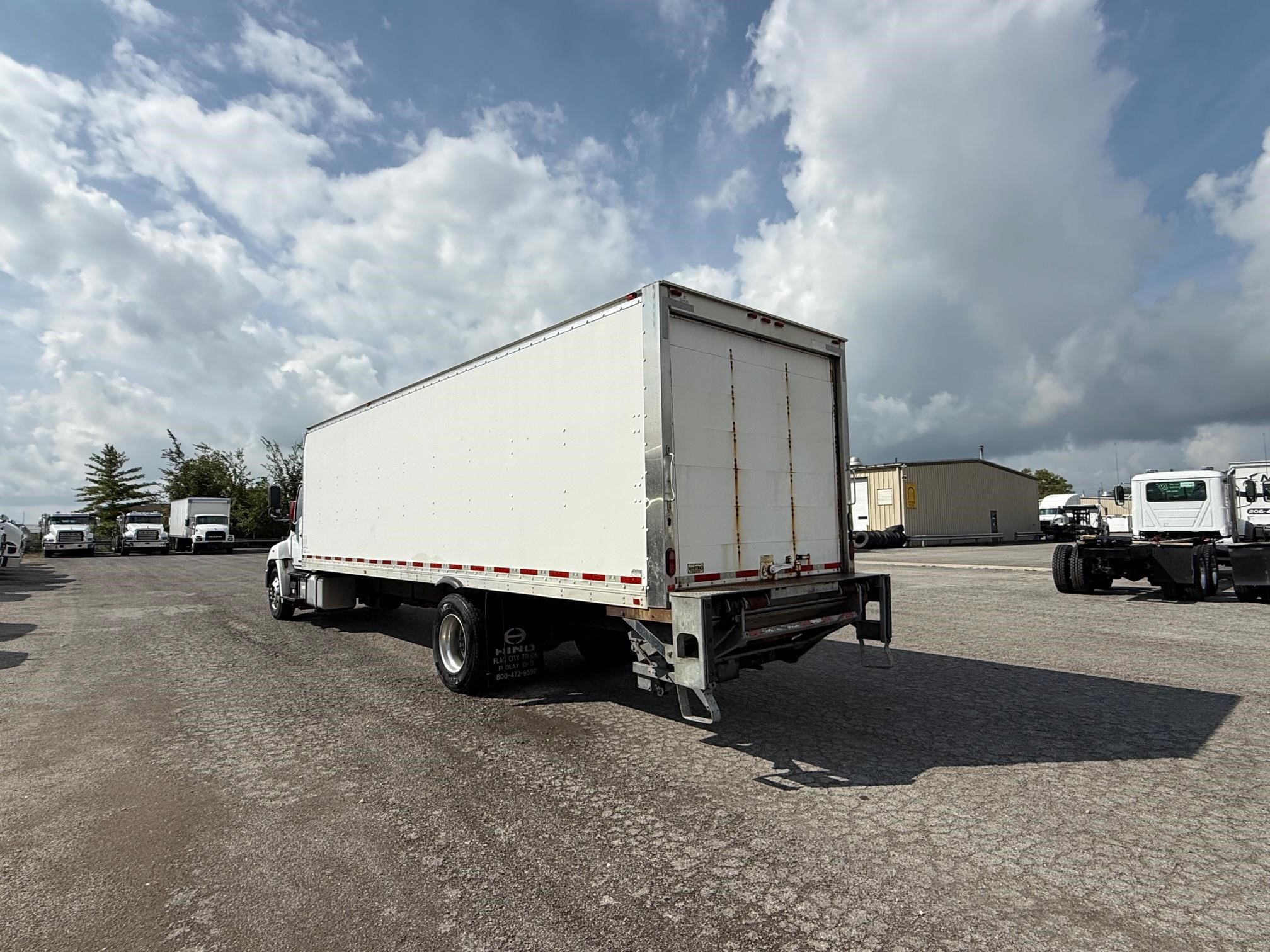 2017 HINO 268A - image 2 of 6