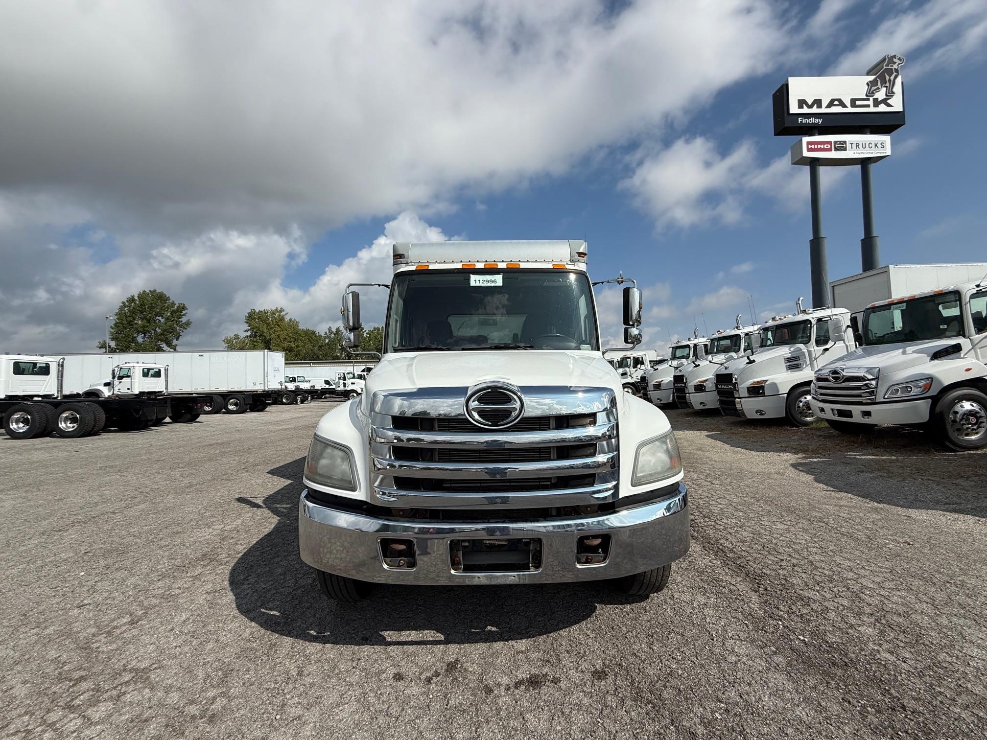 2017 HINO 268A - image 3 of 6