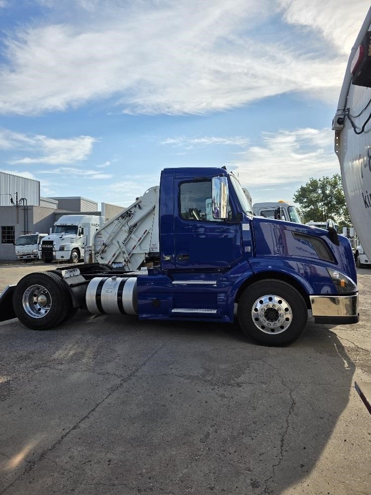 2017 VOLVO VNL42T300 2017 VOLVO VNL42T300 - image 5 of 6