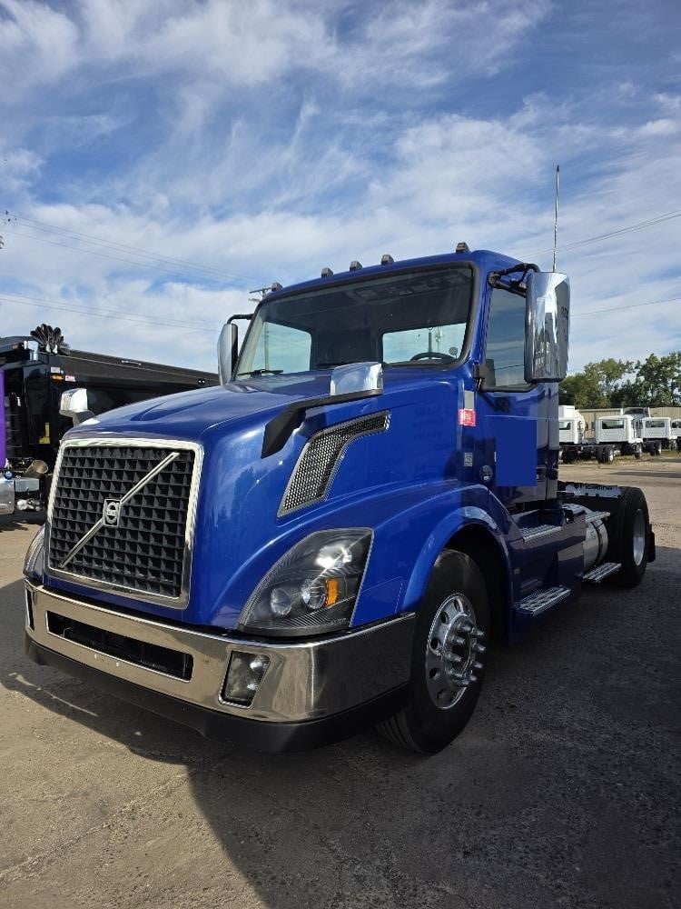 2017 VOLVO VNL42T300 2017 VOLVO VNL42T300 - image 2 of 6