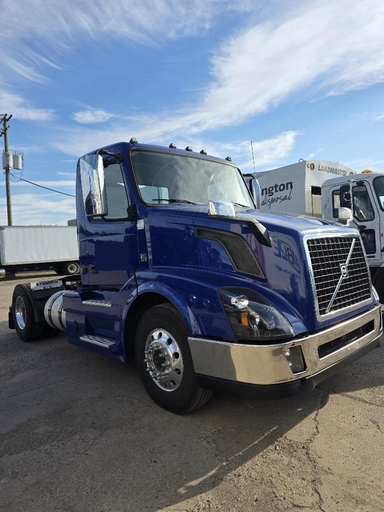2017 VOLVO VNL42T300 2017 VOLVO VNL42T300 - image 1 of 6