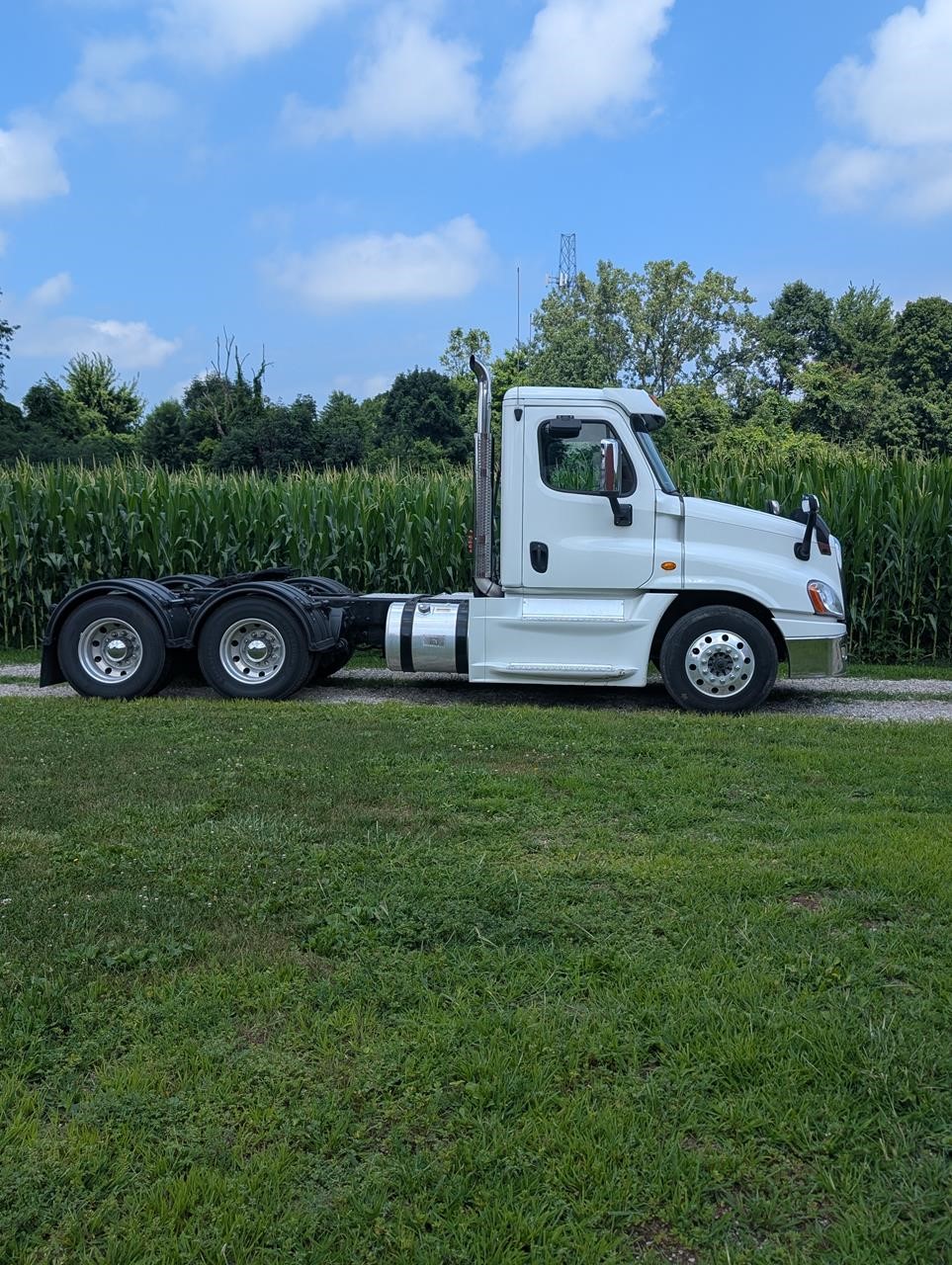 2016 FREIGHTLINER CASCADIA 125 2016 FREIGHTLINER CASCADIA 125 - image 2 of 6
