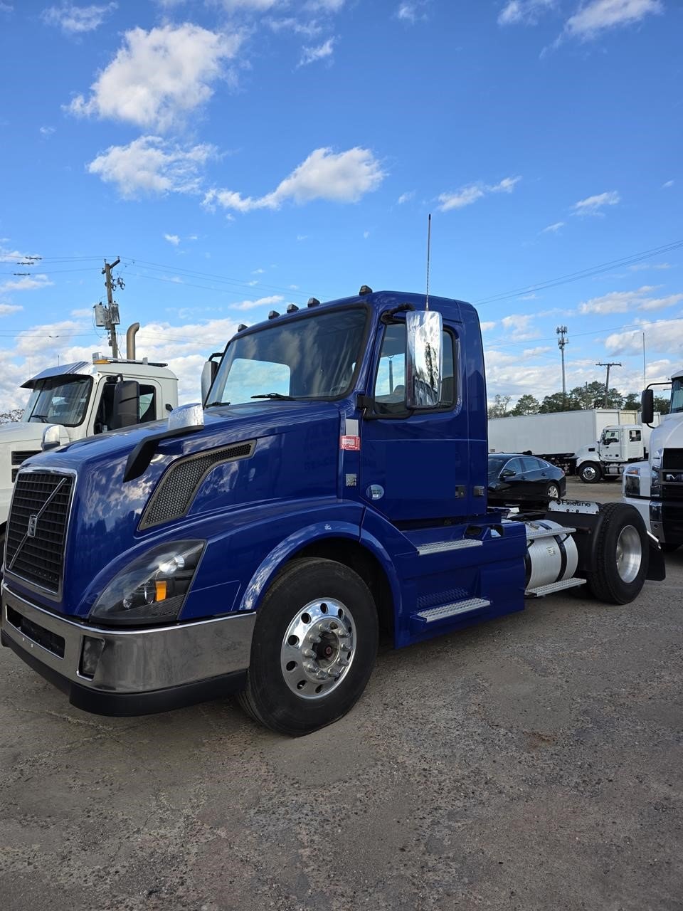 2017 VOLVO VNL42T300 2017 VOLVO VNL42T300 - image 4 of 6
