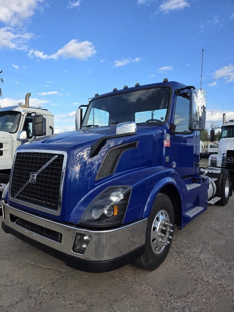 2017 VOLVO VNL42T300 2017 VOLVO VNL42T300 - image 3 of 6