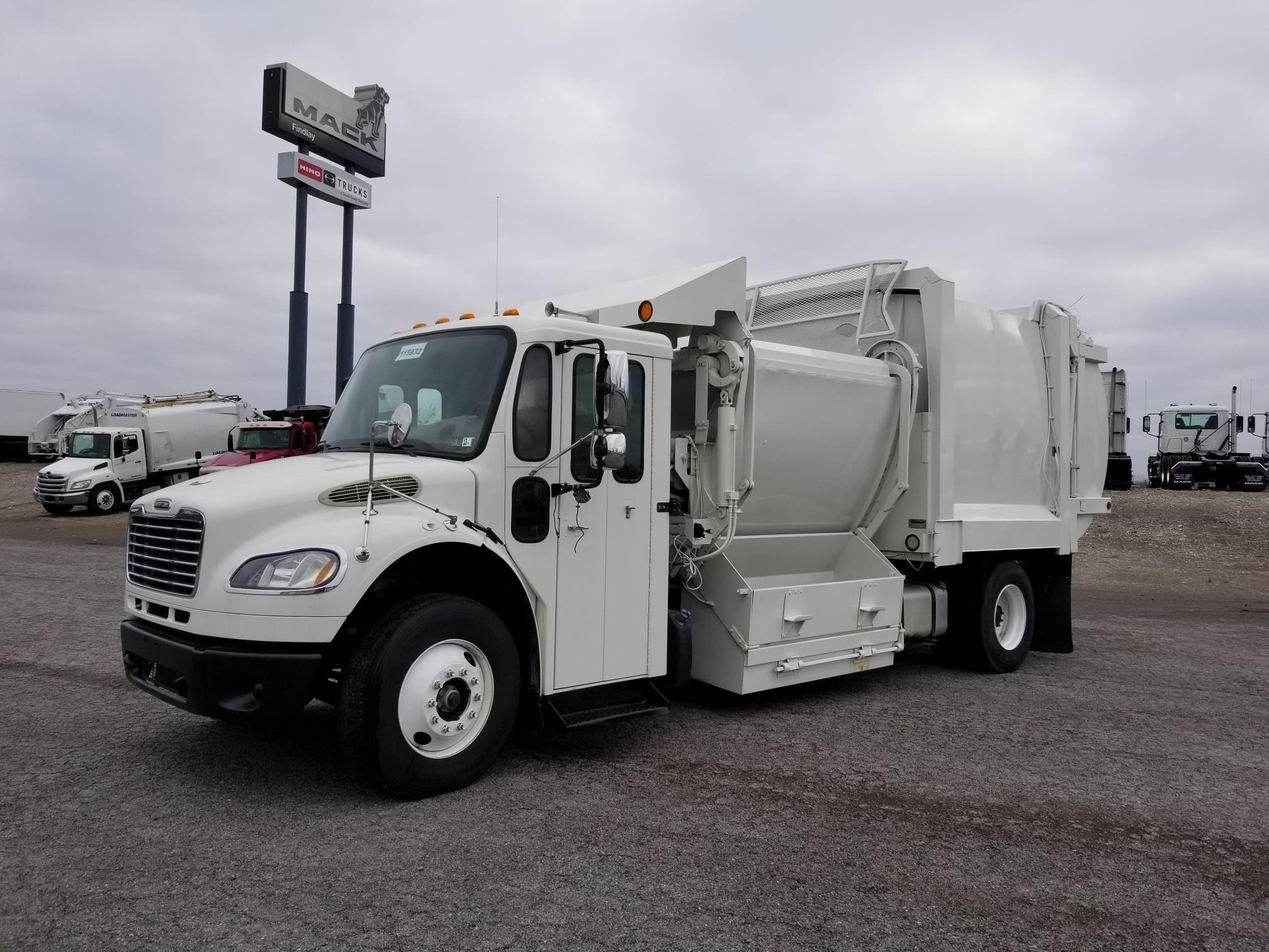 2011 FREIGHTLINER BUSINESS CLASS M2 112 - image 2 of 6