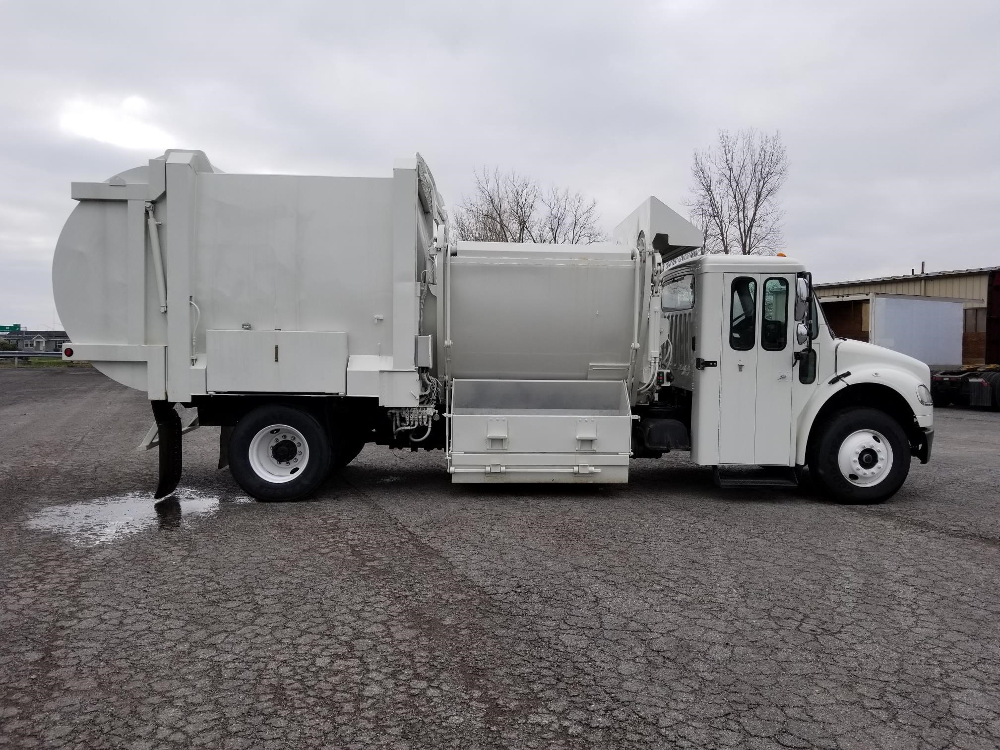 2011 FREIGHTLINER BUSINESS CLASS M2 112 - image 4 of 6