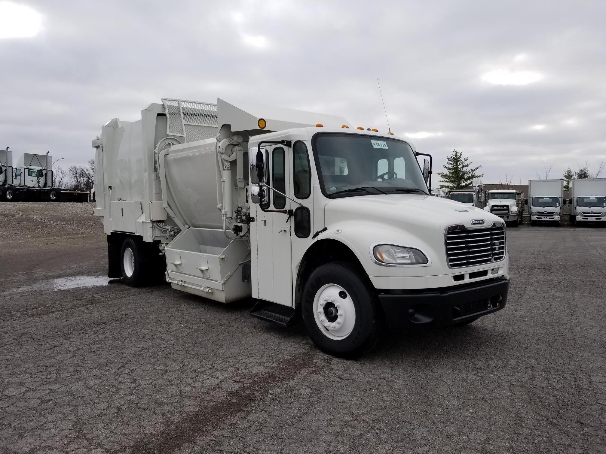 2011 FREIGHTLINER BUSINESS CLASS M2 112 - image 1 of 6