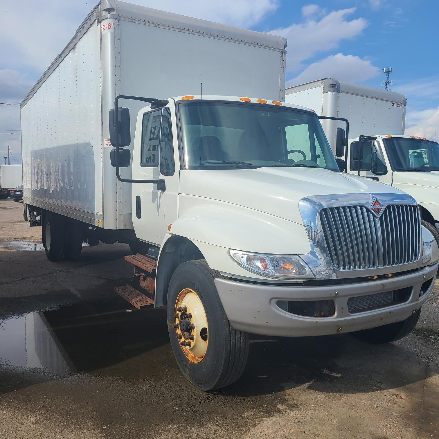 2018 INTERNATIONAL DURASTAR 4300 - image 2 of 6