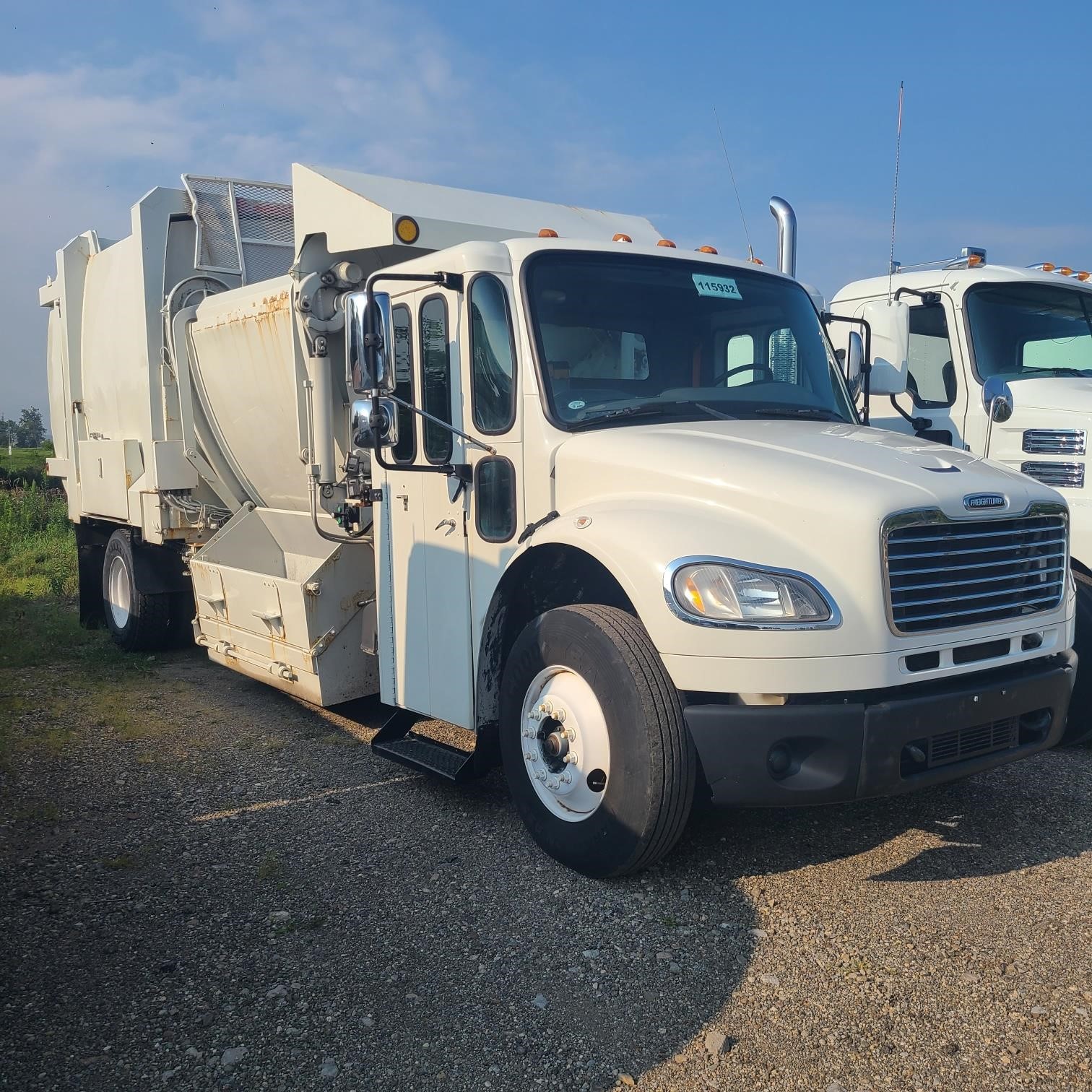 2011 FREIGHTLINER BUSINESS CLASS M2 112 - image 3 of 6