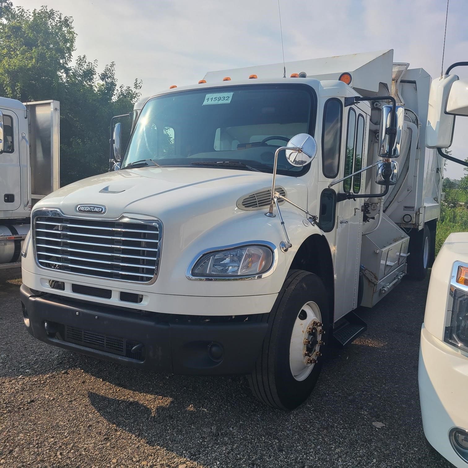 2011 FREIGHTLINER BUSINESS CLASS M2 112 - image 5 of 6