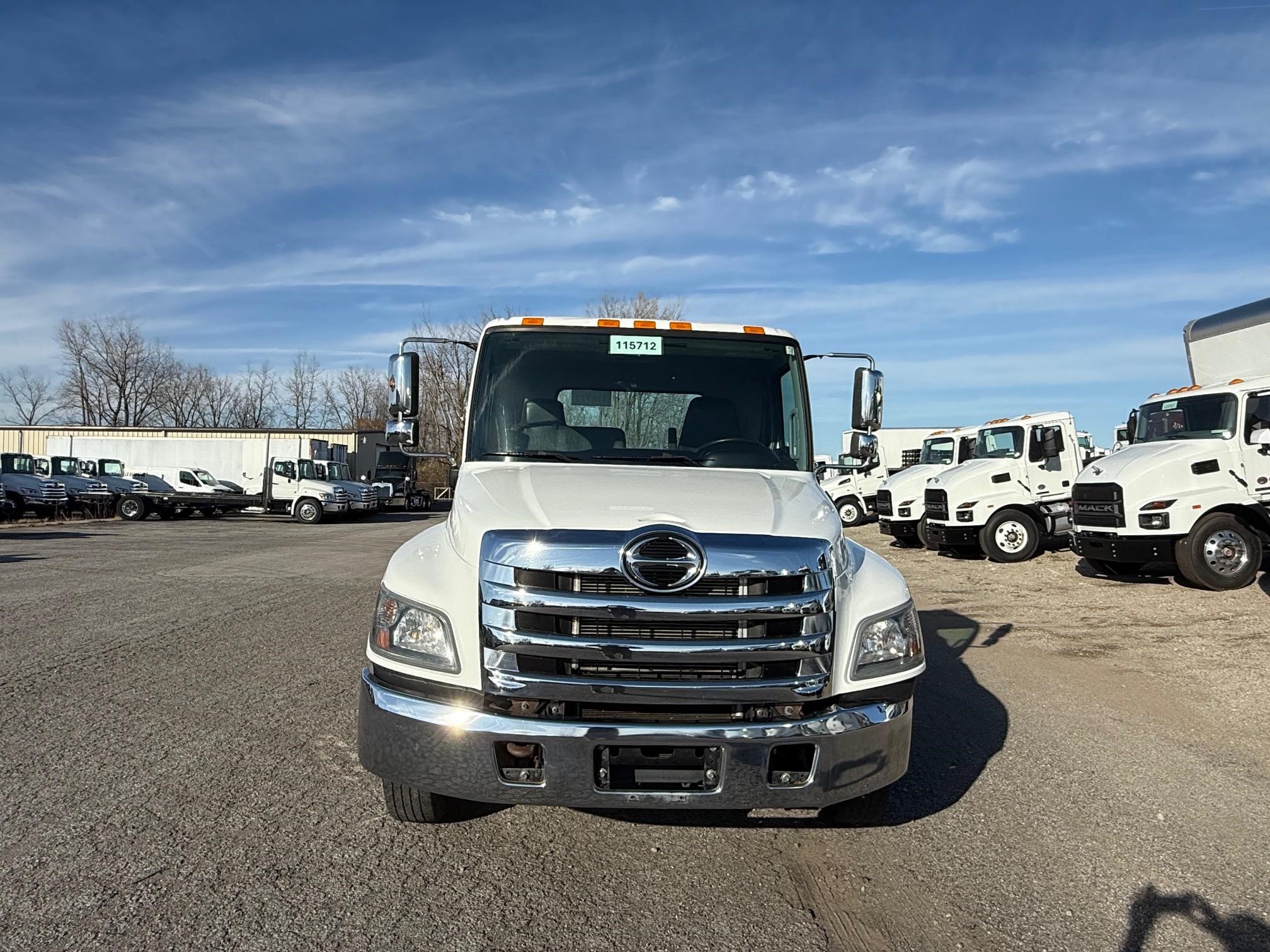 2020 HINO 268 - image 3 of 6