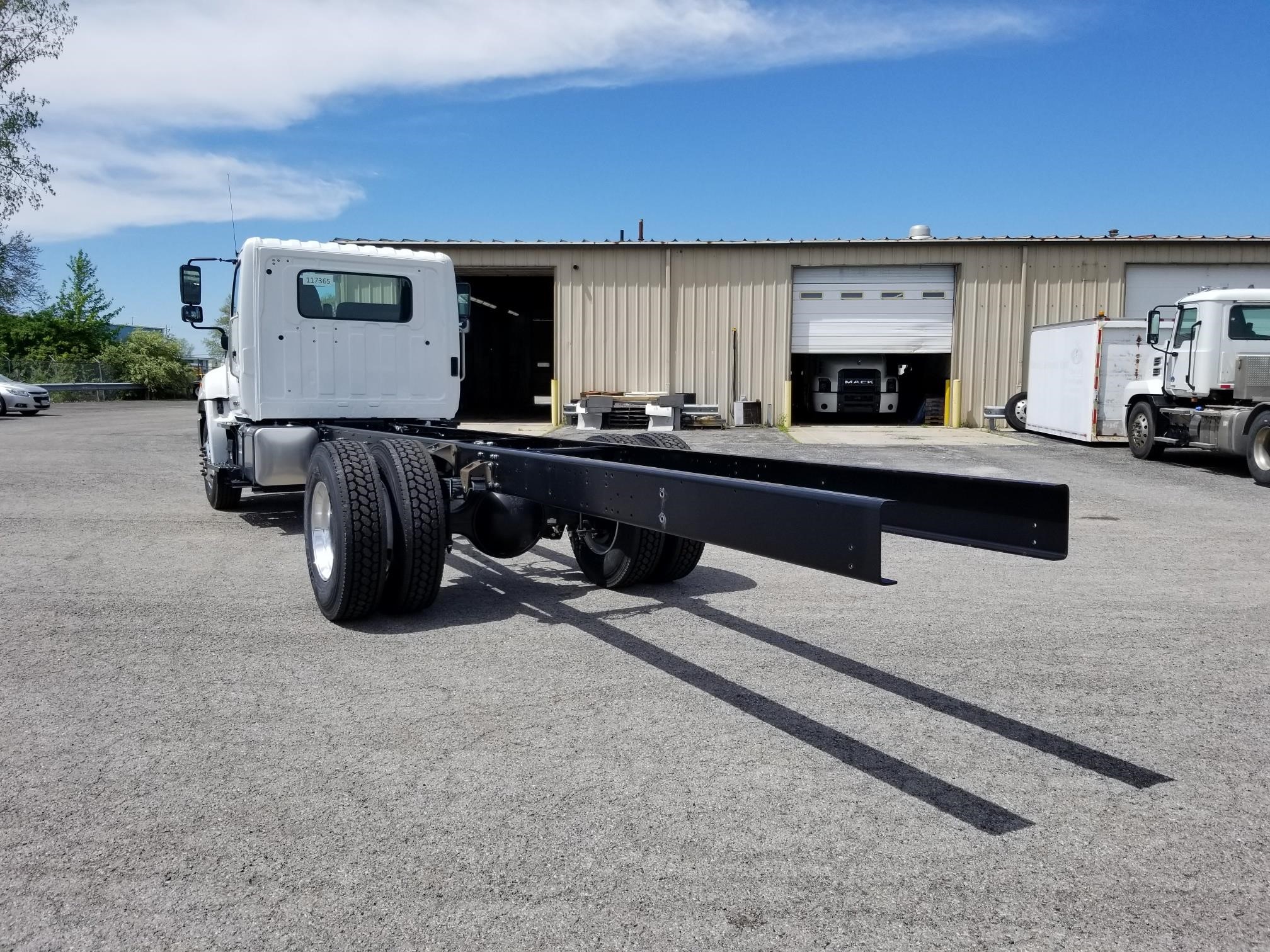 2025 HINO L7 - image 4 of 6