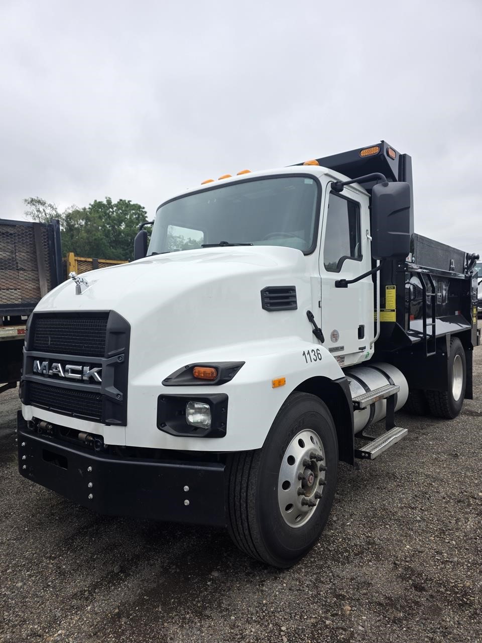 2022 MACK MD7 2022 MACK MD7 - image 2 of 6